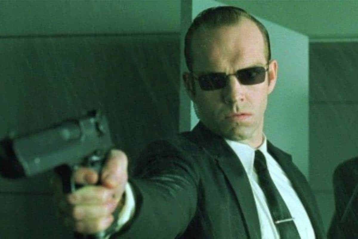 Como me imagino a un agente en el futuro (El famoso agente Smith de The Matrix)