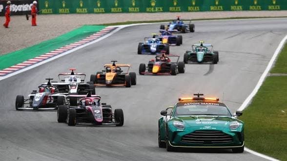 El coche de seguridad liderando el pelotón en una carrera de Fórmula 1